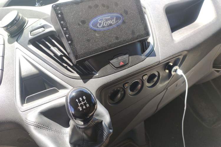 Used Ford Transit 2019 2.0T Diesel Multi-Purpose Commercial Vehicle Short Wheelbase Mid-Roof Design 6-Seater China VI Standard Audio And AC Panel