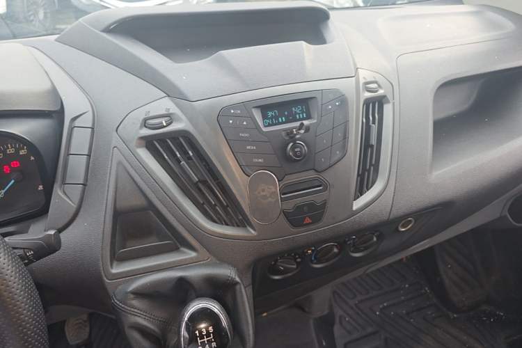 Used Ford Transit 2019 2.0T Diesel Multi-Purpose Commercial Vehicle Short Wheelbase Low Roof 6-Seater China VI Standard Audio And AC Panel