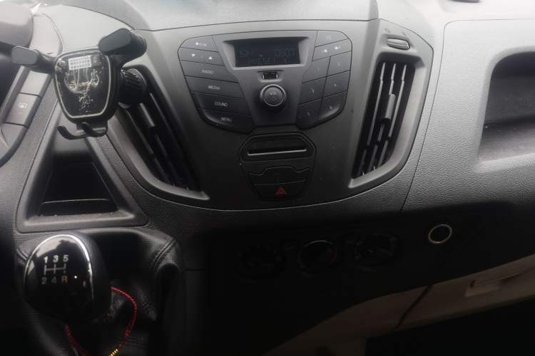 Used Ford Transit 2019 2.0T Diesel Commercial & Travel Short Wheelbase Low-Roof 7-Seater China VI Standard Audio And AC Panel