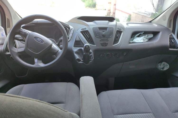 Used Ford Transit 2019 2.0T Diesel Multi-Purpose Commercial Vehicle Short Wheelbase Low Roof 6-Seater China VI Standard Center Console