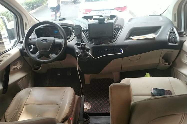 Used Ford Transit 2019 2.0T Diesel Commercial & Travel Short Wheelbase Low-Roof 7-Seater China VI Standard Center Console