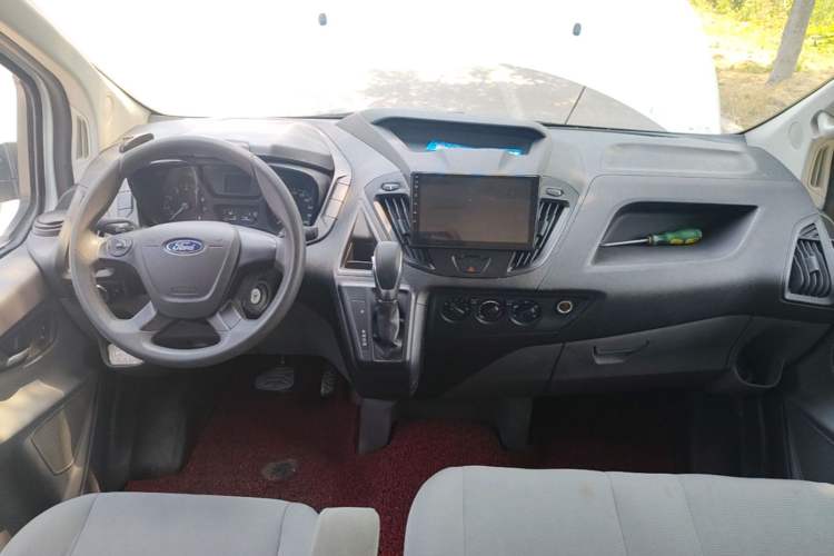Used Ford Transit 2019 2.0T Gasoline Automatic Multi-Function Commercial Vehicle Short Wheelbase Low Roof 6-Seater China VI Standard Center Console