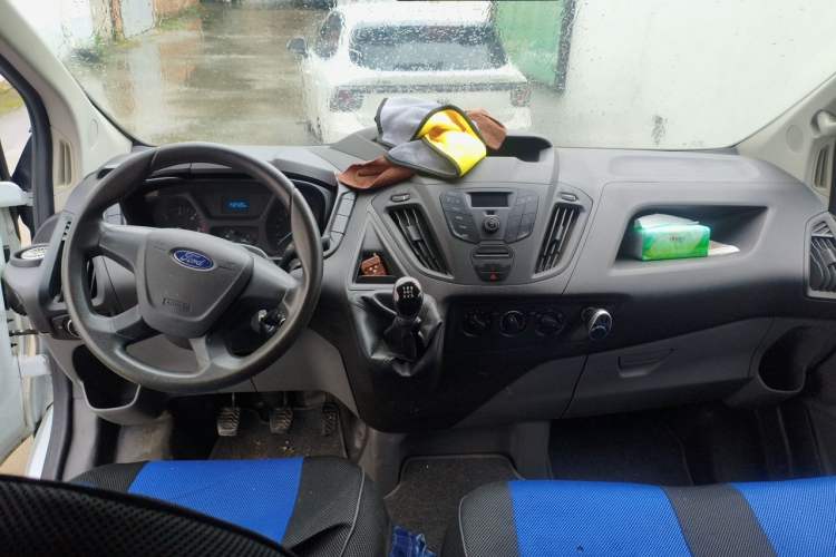 Used Ford Transit 2019 2.0T Diesel Multi-Purpose Commercial Vehicle Short Wheelbase Low Roof 6-Seater China VI Standard Center Console