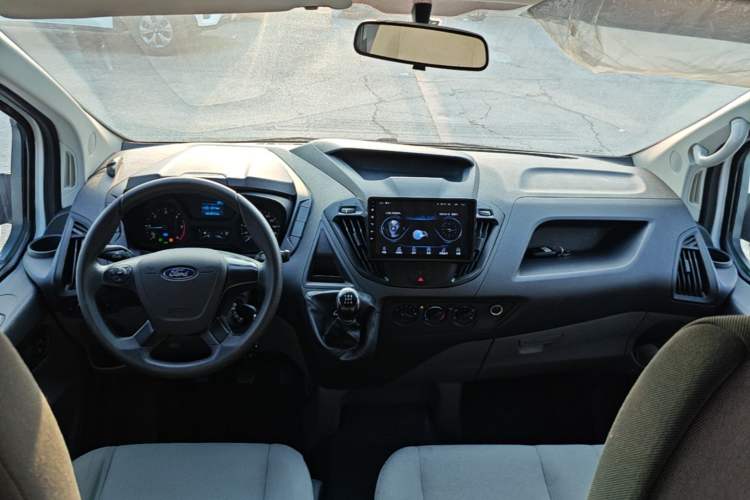 Used Ford Transit 2019 2.0T Diesel Multi-Purpose Commercial Vehicle Mid-Drive Mid-Roof 6-Seater China VI Standard Center Console