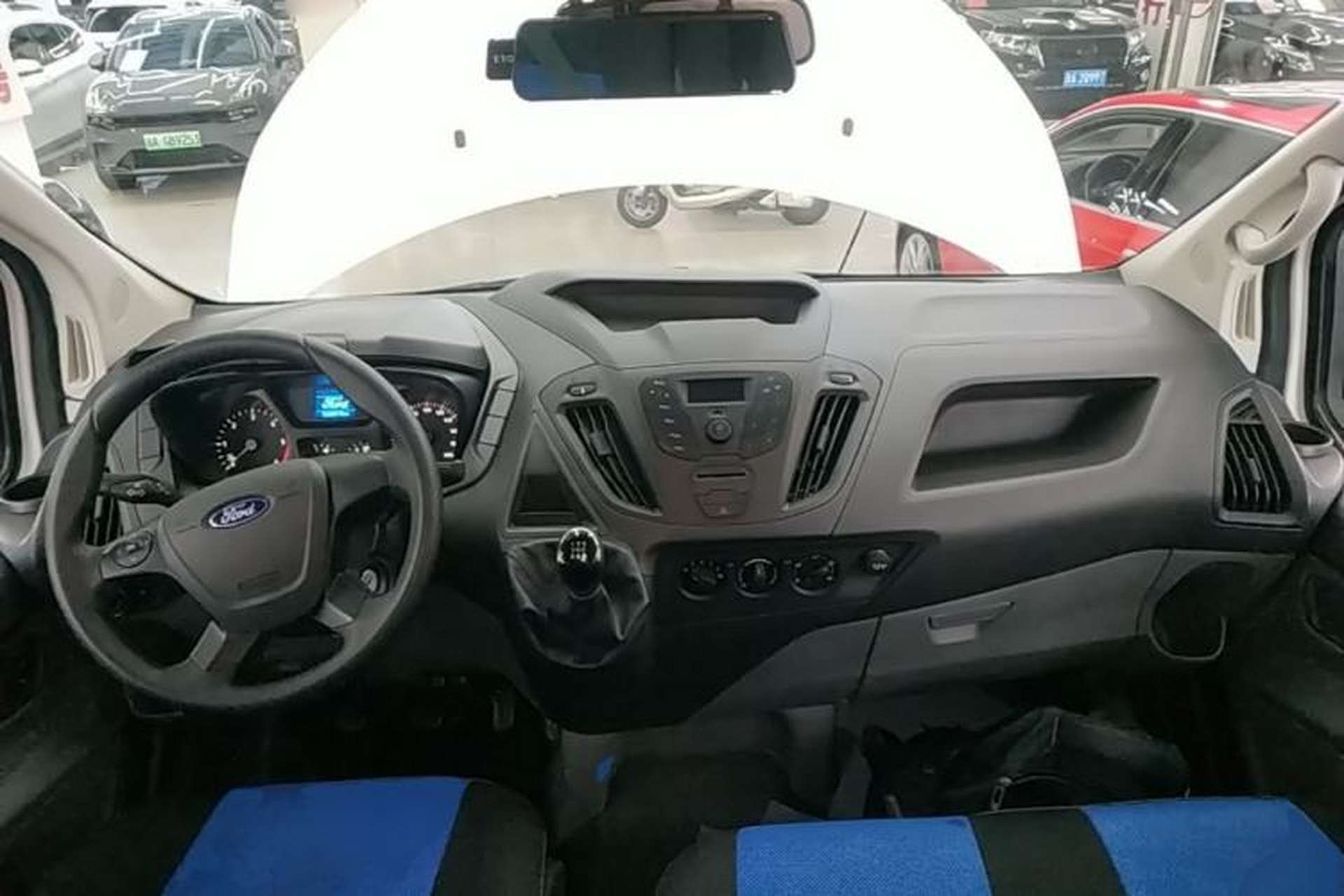 Used Ford Transit 2019 2.0T Diesel Multi-Purpose Commercial Vehicle Mid-Drive Mid-Roof 6-Seater China VI Standard Center Console
