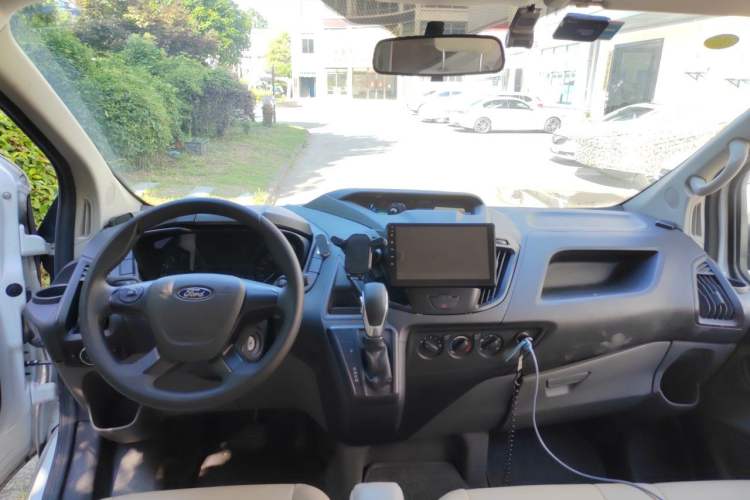 Used Ford Transit 2019 2.0T Gasoline Automatic Multi-Function Commercial Vehicle Short Wheelbase Low Roof 6-Seater China VI Standard Center Console