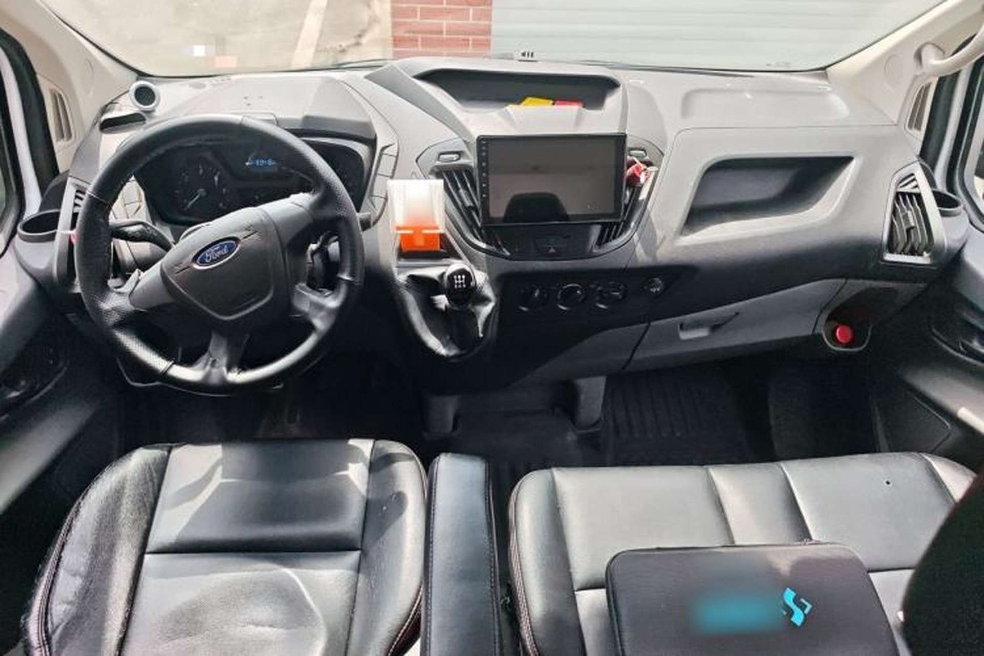 Used Ford Transit 2019 2.0T Diesel Multi-Purpose Commercial Vehicle Mid-Drive Mid-Roof 6-Seater China VI Standard Center Console