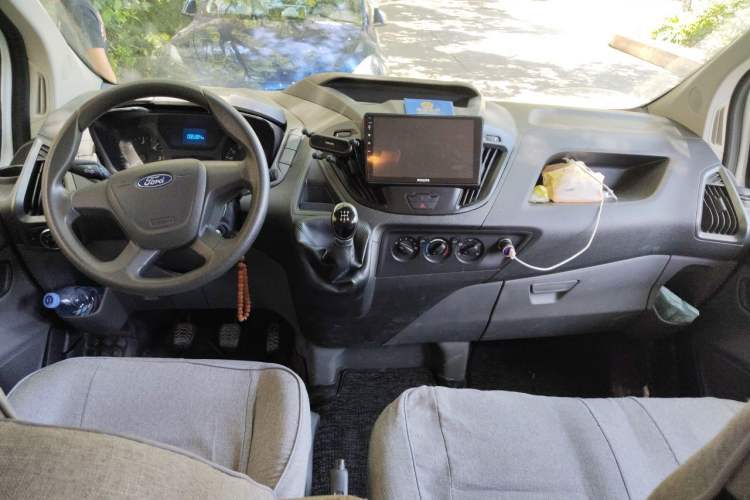 Used Ford Transit 2019 2.0T Diesel Multi-Purpose Commercial Vehicle Short Wheelbase Low Roof 6-Seater China VI Standard Center Console