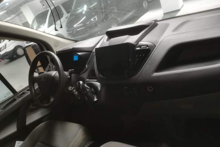 Used Ford Transit 2019 2.0T Diesel Van Mid-Chassis Mid-Roof 3-Seater China VI Standard Center Console