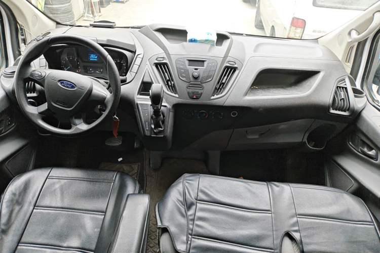 Used Ford Transit 2019 2.0T Gasoline Automatic Multi-Function Commercial Vehicle Short Wheelbase Low Roof 6-Seater China VI Standard Center Console