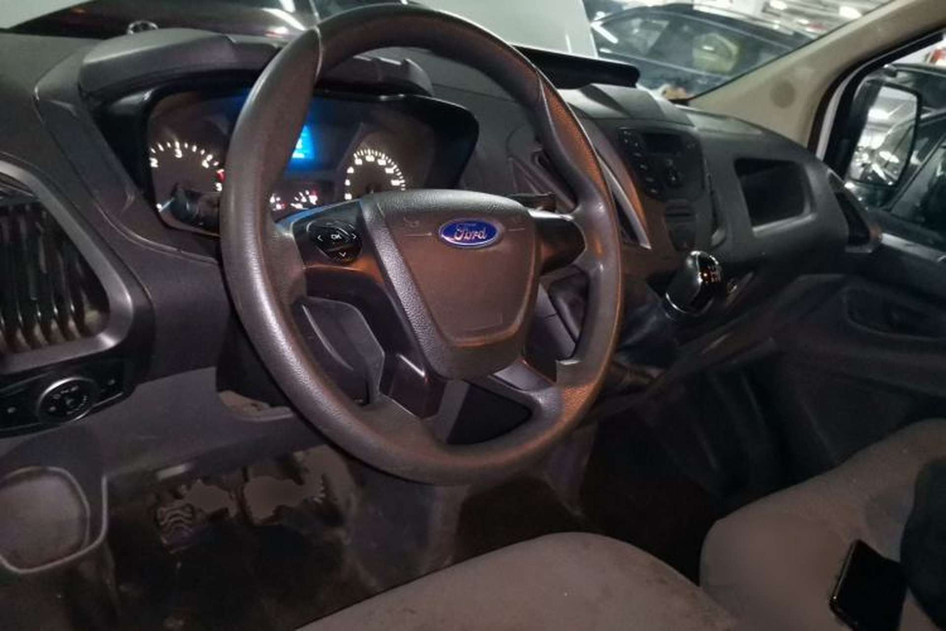 Used Ford Transit 2019 2.0T Diesel Multi-Purpose Commercial Vehicle Short Wheelbase Low Roof 6-Seater China VI Standard Center Console