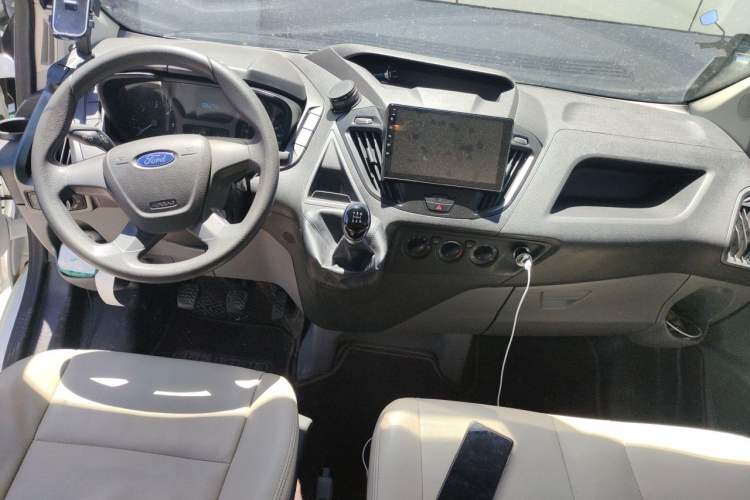 Used Ford Transit 2019 2.0T Diesel Multi-Purpose Commercial Vehicle Short Wheelbase Mid-Roof Design 6-Seater China VI Standard Center Console