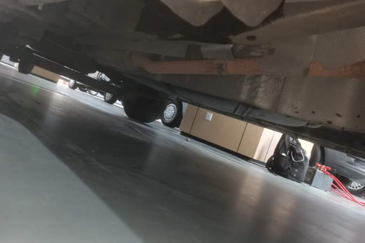Used Ford Transit 2019 2.0T Diesel Van Mid-Chassis Mid-Roof 3-Seater China VI Standard Chassis Front Right