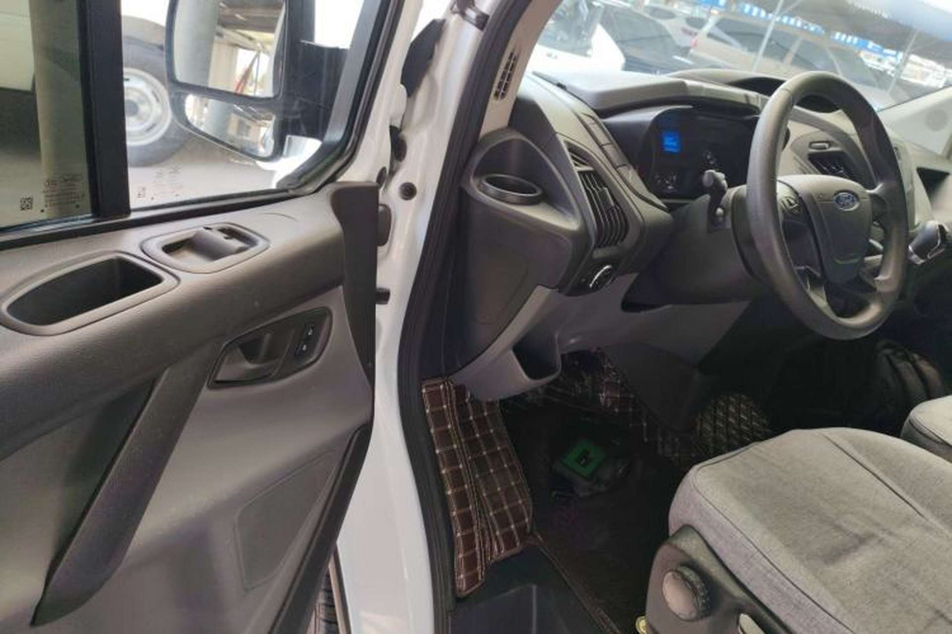 Used Ford Transit 2019 2.0T Gasoline Multi-Purpose Commercial Vehicle Short Wheelbase Low Roof 6-Seater China VI Standard Driver Seat