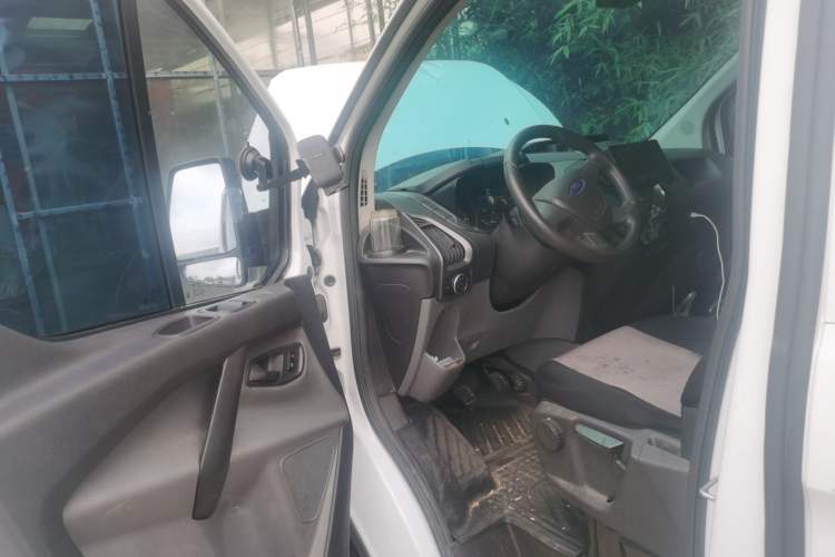 Used Ford Transit 2019 2.0T Diesel Van Short Wheelbase Low Roof 3-Seater China VI Standard Driver Seat