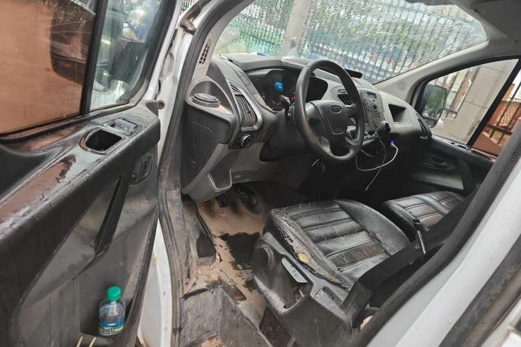 Used Ford Transit 2019 2.0T Diesel Multi-Purpose Commercial Vehicle Short Wheelbase Mid-Roof Design 6-Seater China VI Standard Driver Seat