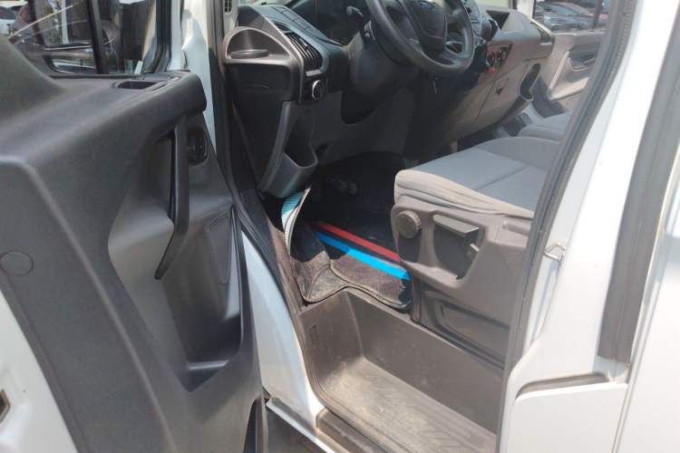Used Ford Transit 2019 2.0T Gasoline Van Mid-axle Mid-roof 3-Seater China VI Standard Driver Seat