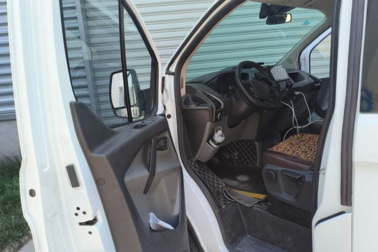 Used Ford Transit 2019 2.0T Diesel Multi-Purpose Commercial Vehicle Short Wheelbase Low Roof 6-Seater China VI Standard Driver Seat