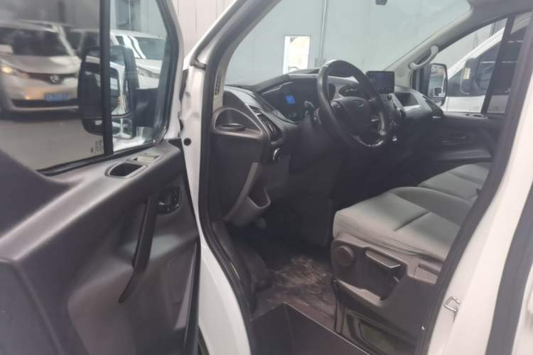 Used Ford Transit 2019 2.0T Diesel Van Short Wheelbase Mid-Roof 3-Seater China VI Standard Driver Seat