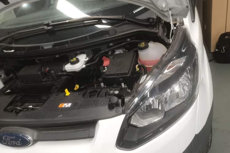 Used Ford Transit 2019 2.0T Diesel Van Mid-Chassis Mid-Roof 3-Seater China VI Standard Engine Bay Left