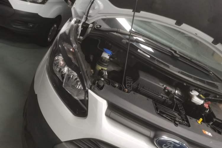 Used Ford Transit 2019 2.0T Diesel Van Mid-Chassis Mid-Roof 3-Seater China VI Standard Engine Bay Right