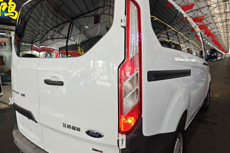 Used Ford Transit 2019 2.0T Diesel Multi-Purpose Commercial Vehicle Short Wheelbase Low Roof 6-Seater China VI Standard Exterior 3