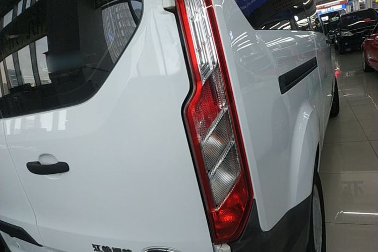 Used Ford Transit 2019 2.0T Diesel Multi-Purpose Commercial Vehicle Mid-Drive Mid-Roof 6-Seater China VI Standard Exterior 3