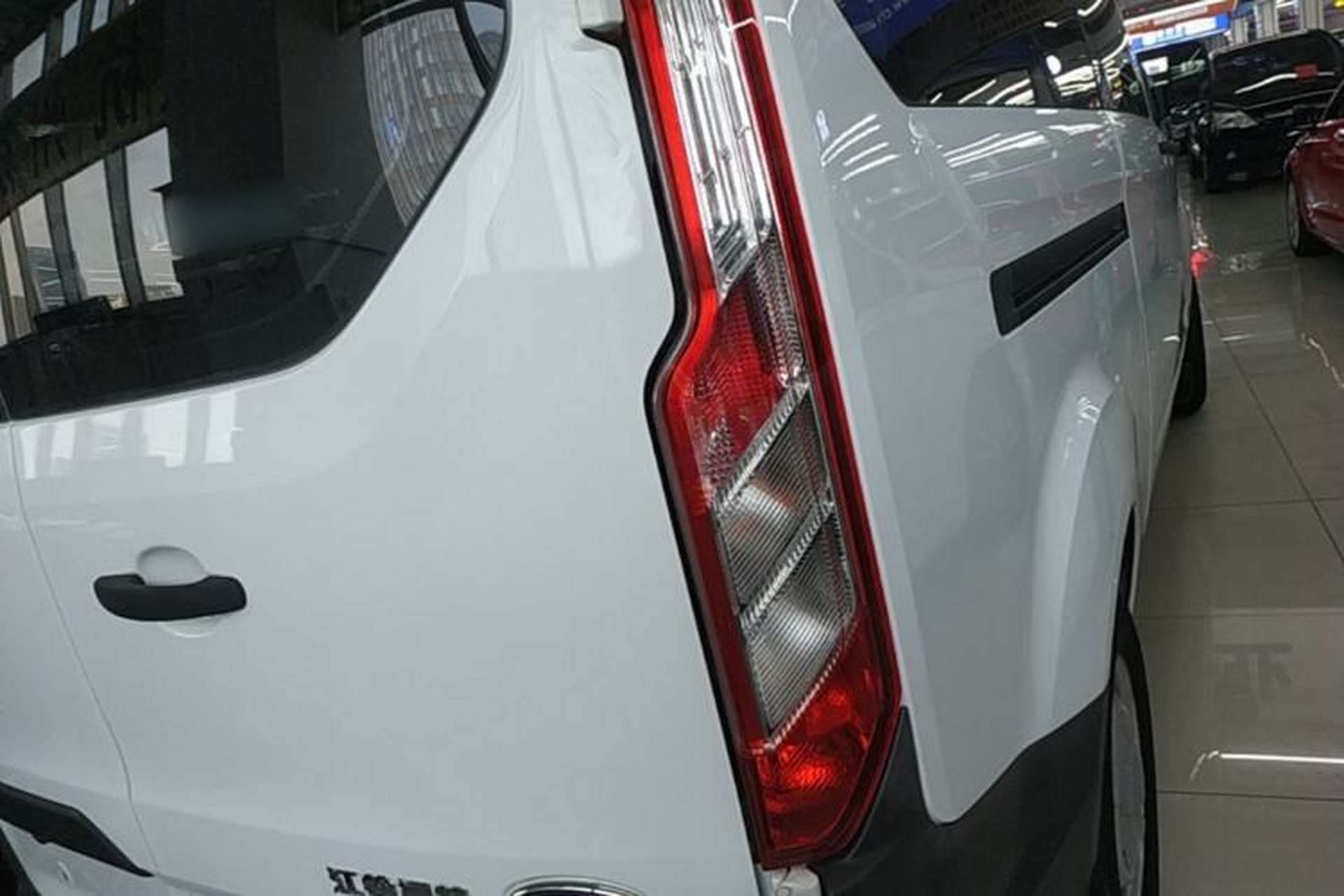 Used Ford Transit 2019 2.0T Diesel Multi-Purpose Commercial Vehicle Mid-Drive Mid-Roof 6-Seater China VI Standard Exterior 3