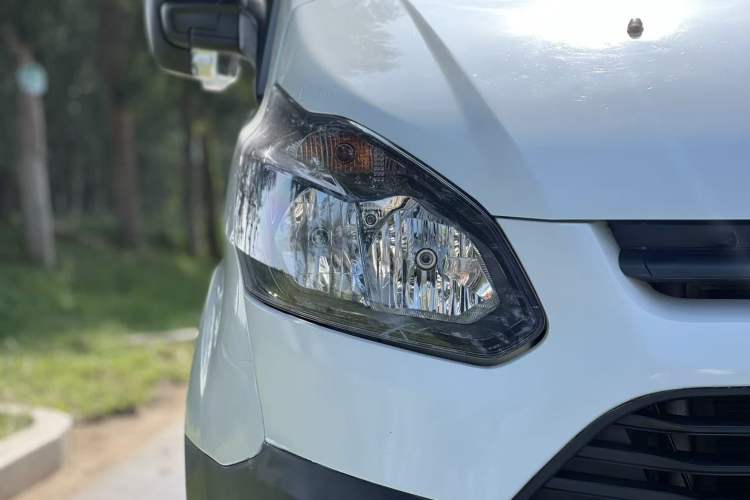 Used Ford Transit 2019 2.0T Diesel Van Mid-Chassis Mid-Roof 3-Seater China VI Standard Exterior 5