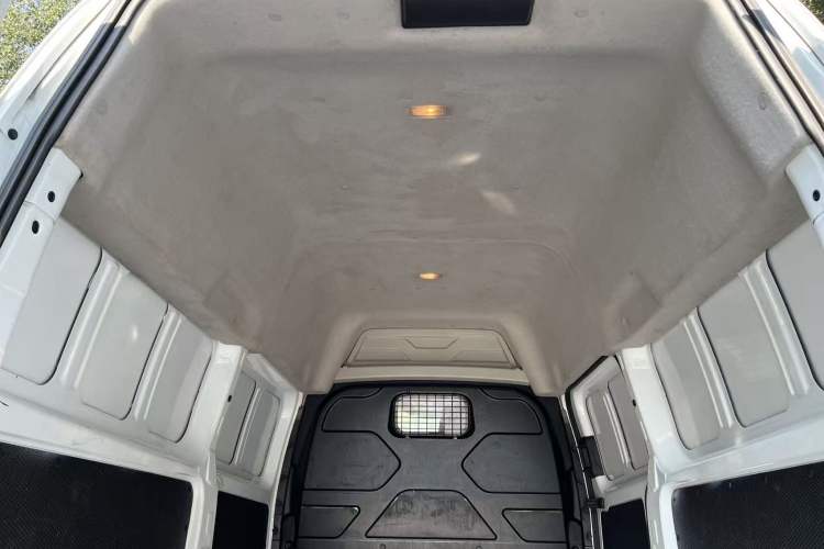 Used Ford Transit 2019 2.0T Diesel Van Mid-Chassis Mid-Roof 3-Seater China VI Standard Exterior 6