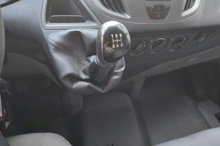 Used Ford Transit 2019 2.0T Diesel Multi-Purpose Commercial Vehicle Short Wheelbase Low Roof 6-Seater China VI Standard Gear Lever