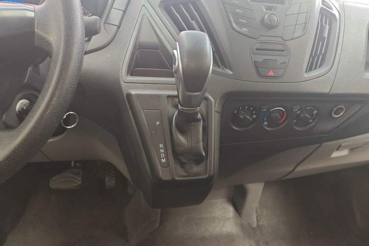 Used Ford Transit 2019 2.0T Gasoline Automatic Business & Travel Version Mid-Drive Mid-Roof 9-Seater China VI Standard Gear Lever