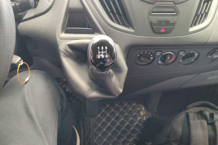 Used Ford Transit 2019 2.0T Gasoline Multi-Purpose Commercial Vehicle Short Wheelbase Low Roof 6-Seater China VI Standard Gear Lever