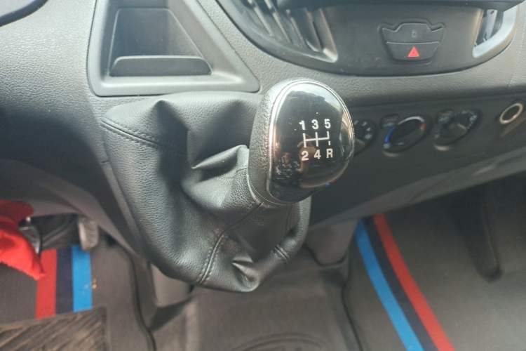 Used Ford Transit 2019 2.0T Gasoline Multi-Purpose Commercial Vehicle Mid-Drive Mid-Roof 6-Seater China VI Standard Gear Lever