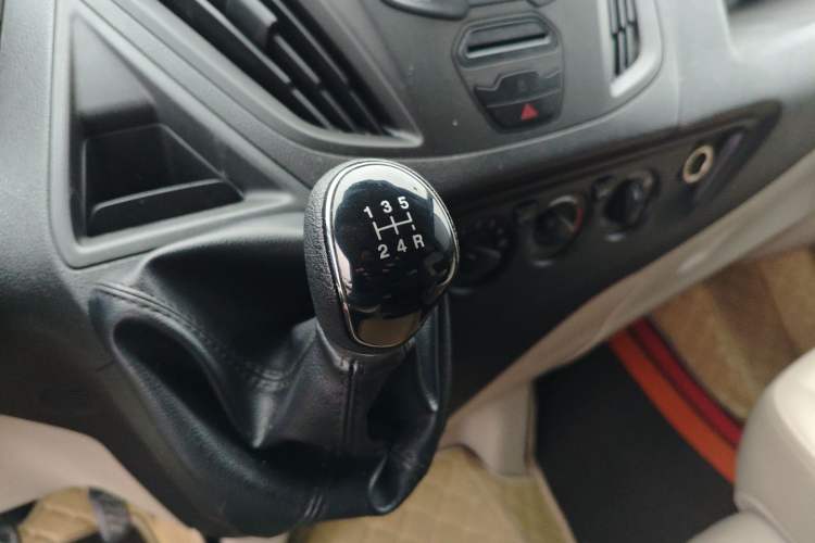 Used Ford Transit 2019 2.0T Diesel Commercial & Travel Short Wheelbase Low-Roof 7-Seater China VI Standard Gear Lever