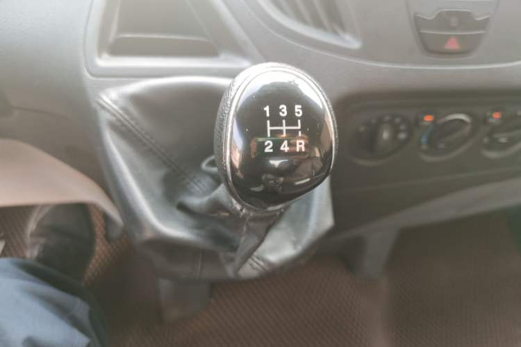 Used Ford Transit 2019 2.0T Diesel Multi-Purpose Commercial Vehicle Short Wheelbase Mid-Roof Design 6-Seater China VI Standard Gear Lever