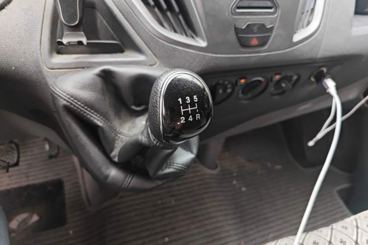 Used Ford Transit 2019 2.0T Diesel Multi-Purpose Commercial Vehicle Short Wheelbase Low Roof 6-Seater China VI Standard Gear Lever