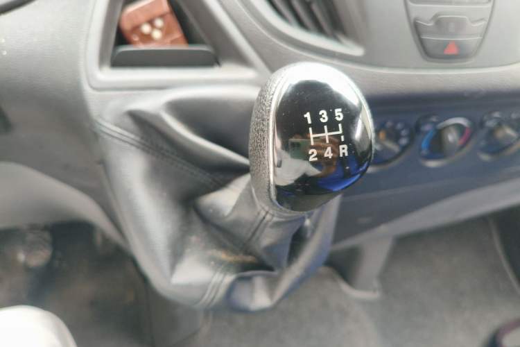 Used Ford Transit 2019 2.0T Diesel Multi-Purpose Commercial Vehicle Short Wheelbase Low Roof 6-Seater China VI Standard Gear Lever