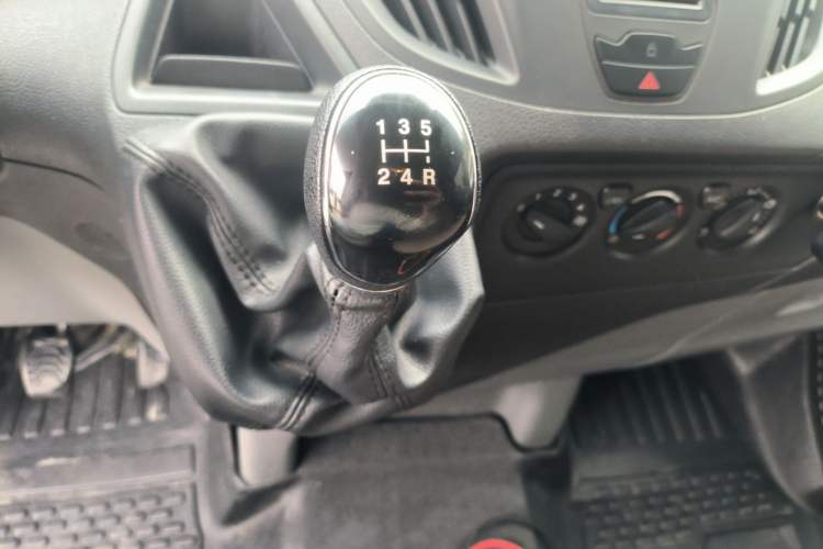 Used Ford Transit 2019 2.0T Diesel Multi-Purpose Commercial Vehicle Short Wheelbase Low Roof 6-Seater China VI Standard Gear Lever