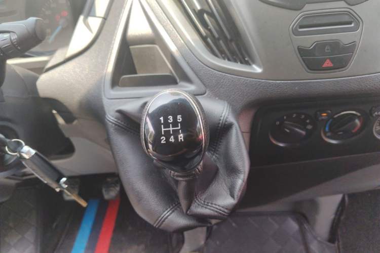 Used Ford Transit 2019 2.0T Gasoline Van Mid-axle Mid-roof 3-Seater China VI Standard Gear Lever