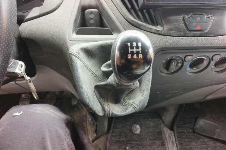 Used Ford Transit 2019 2.0T Diesel Multi-Purpose Commercial Vehicle Short Wheelbase Low Roof 6-Seater China VI Standard Gear Lever