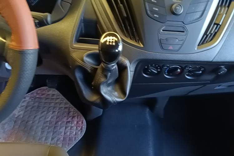 Used Ford Transit 2019 2.0T Diesel Commercial & Travel Mid-axle Mid-roof 9-Seater China VI Gear Lever