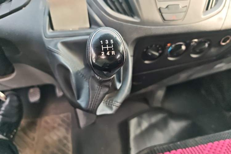 Used Ford Transit 2019 2.0T Diesel Van Short Wheelbase Mid-Roof 3-Seater China VI Standard Gear Lever