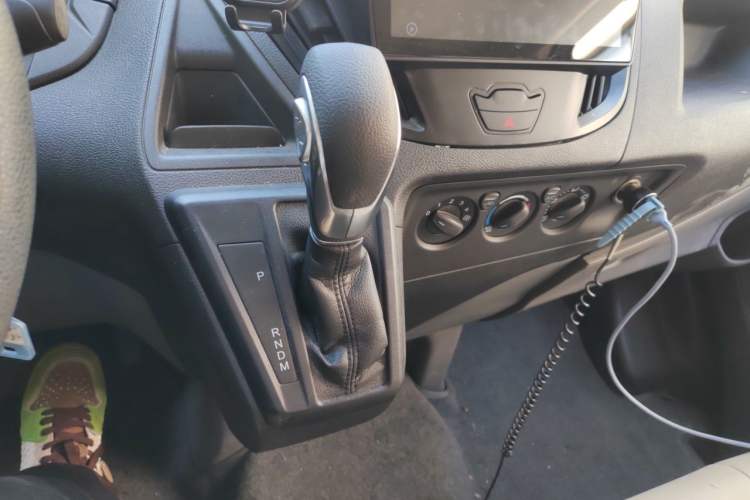 Used Ford Transit 2019 2.0T Gasoline Automatic Multi-Function Commercial Vehicle Short Wheelbase Low Roof 6-Seater China VI Standard Gear Lever