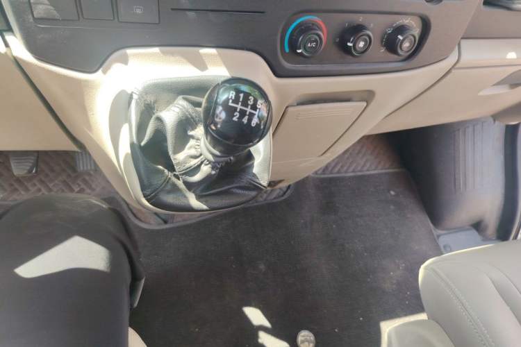 Used Ford Transit 2019 2.0T Diesel Commercial & Travel Mid-axle Mid-roof 9-Seater China VI Gear Lever