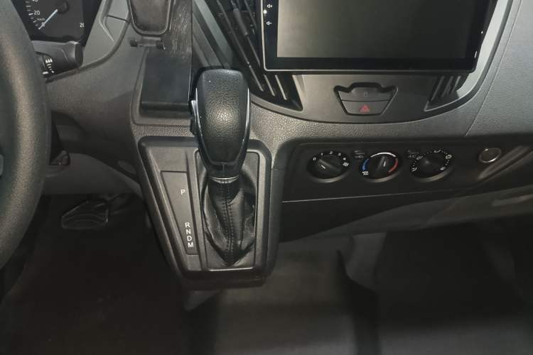 Used Ford Transit 2019 2.0T Gasoline Automatic Multi-Function Commercial Vehicle Short Wheelbase Low Roof 6-Seater China VI Standard Gear Lever