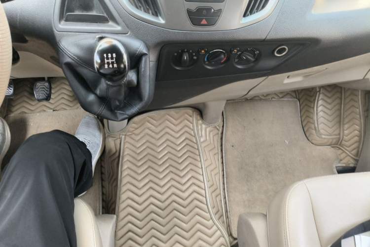 Used Ford Transit 2019 2.0T Diesel Commercial & Travel Short Wheelbase Low-Roof 7-Seater China VI Standard Gear Lever