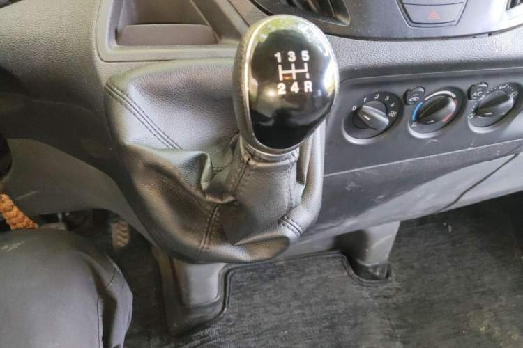Used Ford Transit 2019 2.0T Diesel Multi-Purpose Commercial Vehicle Short Wheelbase Low Roof 6-Seater China VI Standard Gear Lever