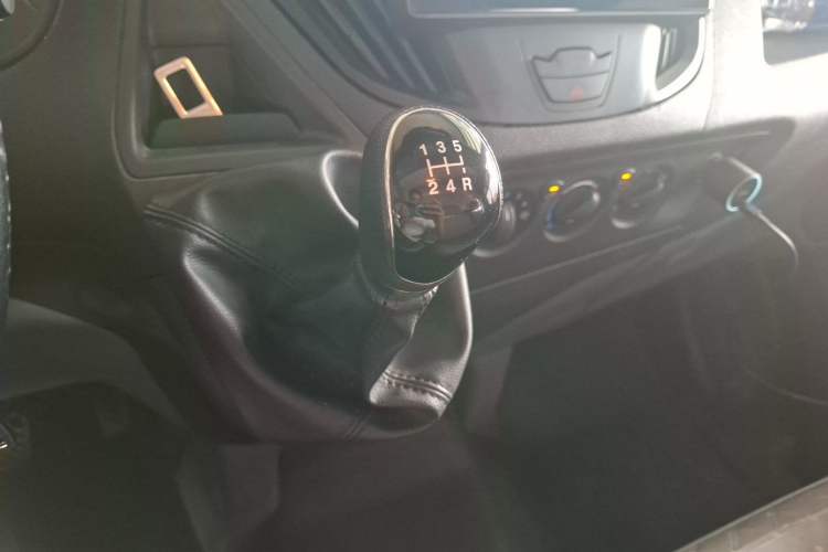 Used Ford Transit 2019 2.0T Diesel Multi-Purpose Commercial Vehicle Mid-Drive Mid-Roof 6-Seater China VI Standard Gear Lever