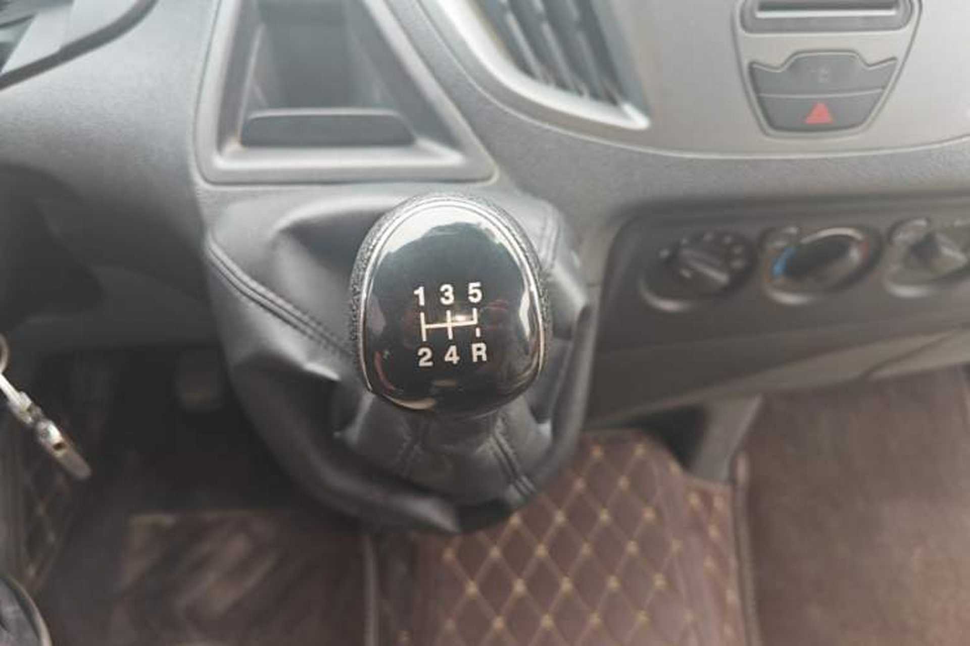 Used Ford Transit 2019 2.0T Diesel Multi-Purpose Commercial Vehicle Short Wheelbase Low Roof 6-Seater China VI Standard Gear Lever